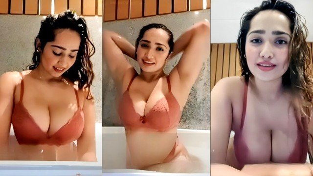 Aditi Mistry Lingerie Show in Bathtub 2025 Hindi Porn Live Video